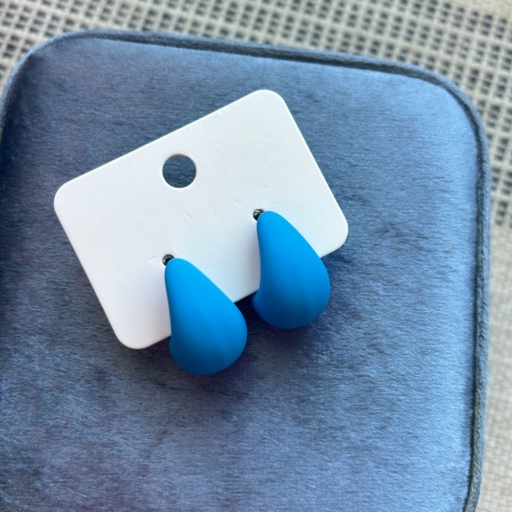 NWT 2/20 bright blue earrings